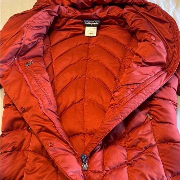 Patagonia Women’s Red Quilted Hooded Puffer Jacket , S , $43 - Picture 8 of 9